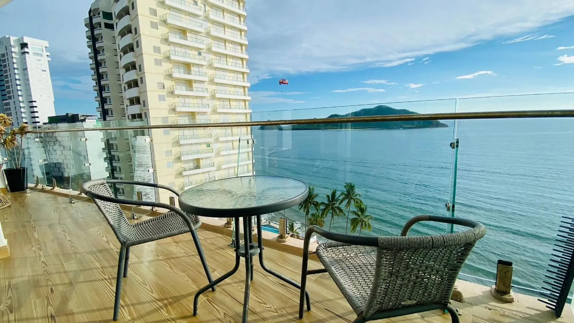 Condominios De Lujo En El Corazon De La Zona Dorada En Camino Al Mar. Mazatlán