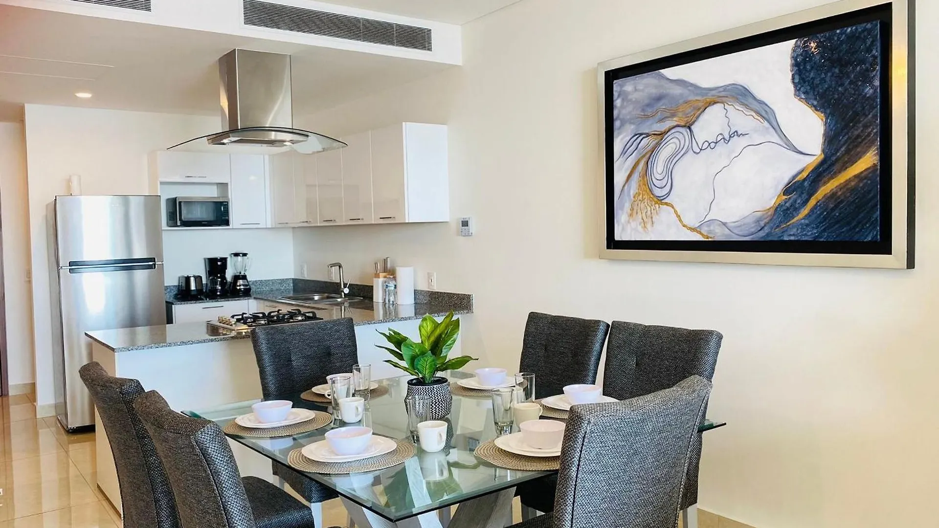 Condominios De Lujo En El Corazon De La Zona Dorada En Camino Al Mar. Mazatlán