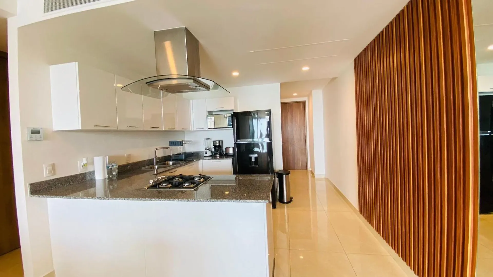 Condominios De Lujo En El Corazon De La Zona Dorada En Camino Al Mar. Mazatlán