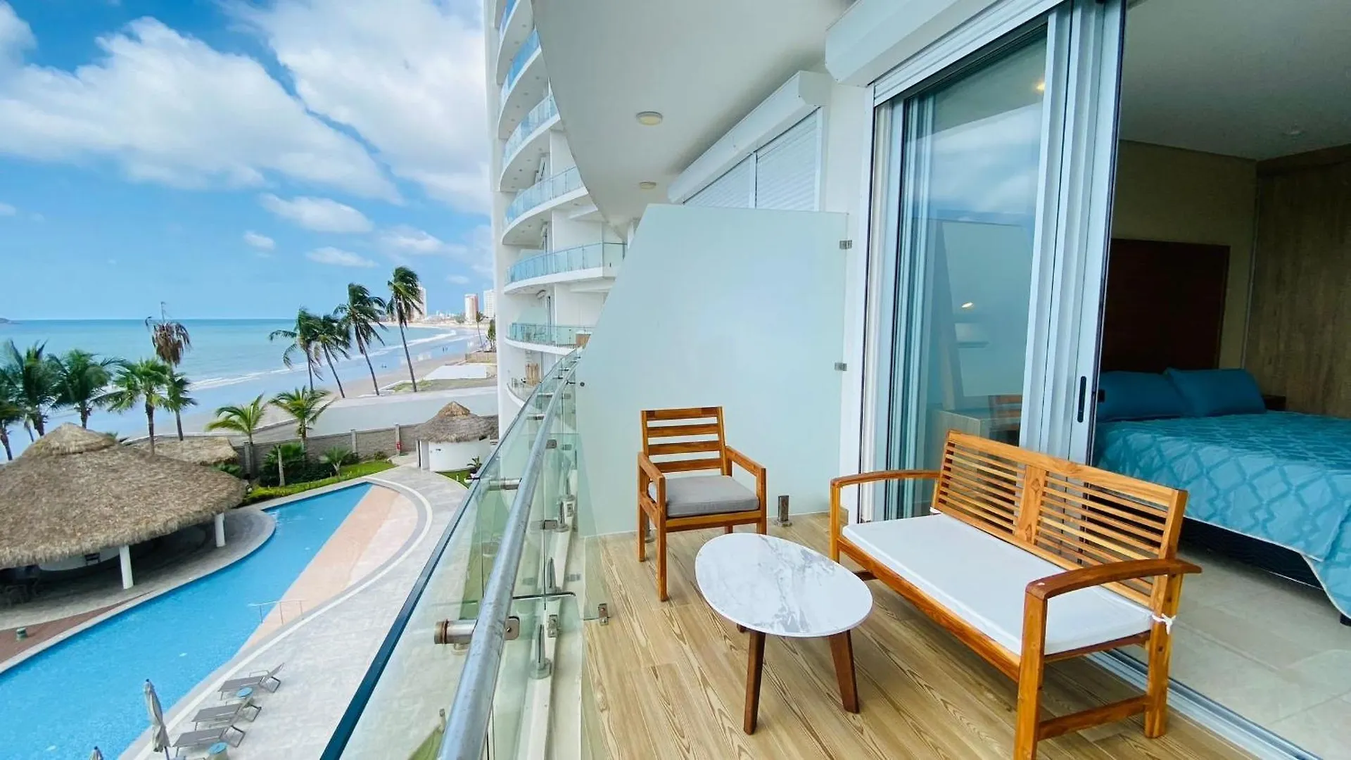 Condominios De Lujo En El Corazon De La Zona Dorada En Camino Al Mar. Mazatlán